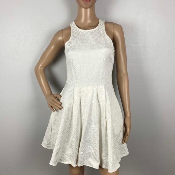 NEW PARKER WHITE TEXTURED FIT-AND-FLARE MINI DRESS - Picture 2 of 8